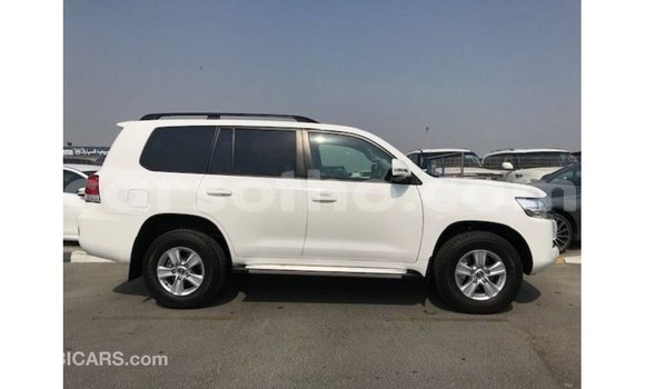 Sayi Imported Toyota Land Cruiser White Mota in Import - Dubai a Maseru Sayi Imported Toyota Land Cruiser White Mota in Import - Dubai a Maseru