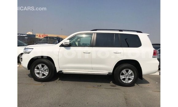 Sayi Imported Toyota Land Cruiser White Mota in Import - Dubai a Maseru Sayi Imported Toyota Land Cruiser White Mota in Import - Dubai a Maseru