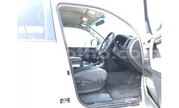 Sayi Imported Toyota Land Cruiser White Mota in Import - Dubai a Maseru Sayi Imported Toyota Land Cruiser White Mota in Import - Dubai a Maseru