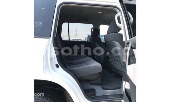 Sayi Imported Toyota Land Cruiser White Mota in Import - Dubai a Maseru Sayi Imported Toyota Land Cruiser White Mota in Import - Dubai a Maseru