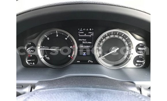 Sayi Imported Toyota Land Cruiser White Mota in Import - Dubai a Maseru Sayi Imported Toyota Land Cruiser White Mota in Import - Dubai a Maseru