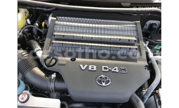 Sayi Imported Toyota Land Cruiser White Mota in Import - Dubai a Maseru Sayi Imported Toyota Land Cruiser White Mota in Import - Dubai a Maseru