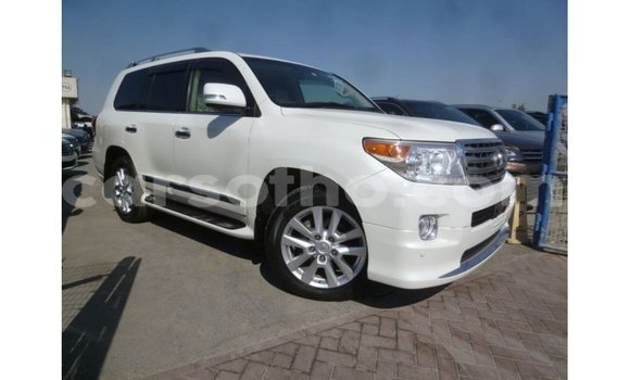 Sayi Imported Toyota Land Cruiser White Mota in Import - Dubai a Maseru Sayi Imported Toyota Land Cruiser White Mota in Import - Dubai a Maseru