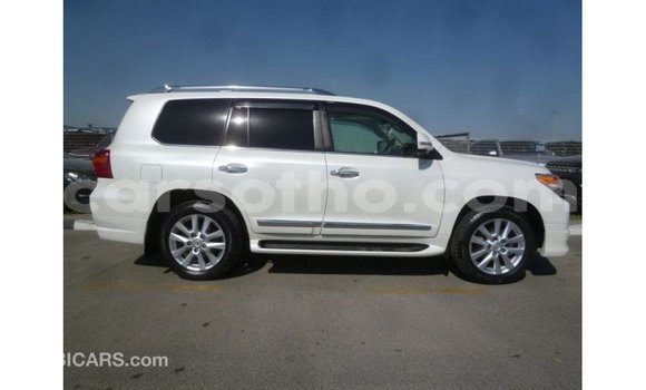 Sayi Imported Toyota Land Cruiser White Mota in Import - Dubai a Maseru Sayi Imported Toyota Land Cruiser White Mota in Import - Dubai a Maseru