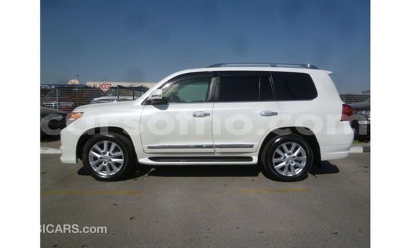 Sayi Imported Toyota Land Cruiser White Mota in Import - Dubai a Maseru Sayi Imported Toyota Land Cruiser White Mota in Import - Dubai a Maseru