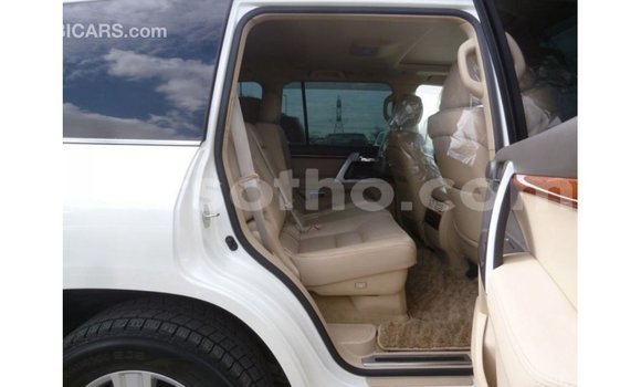 Sayi Imported Toyota Land Cruiser White Mota in Import - Dubai a Maseru Sayi Imported Toyota Land Cruiser White Mota in Import - Dubai a Maseru