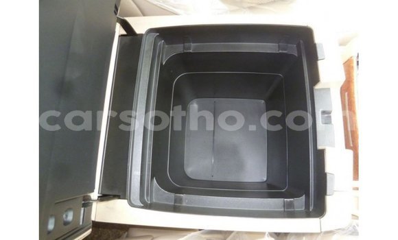 Sayi Imported Toyota Land Cruiser White Mota in Import - Dubai a Maseru Sayi Imported Toyota Land Cruiser White Mota in Import - Dubai a Maseru