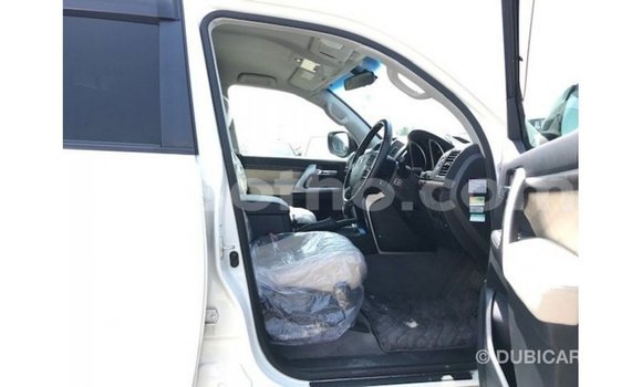 اشتري Imported Toyota Land Cruiser White سيارة في Import - Dubai في Maseru اشتري Imported Toyota Land Cruiser White سيارة في Import - Dubai في Maseru