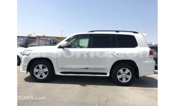 اشتري Imported Toyota Land Cruiser White سيارة في Import - Dubai في Maseru اشتري Imported Toyota Land Cruiser White سيارة في Import - Dubai في Maseru