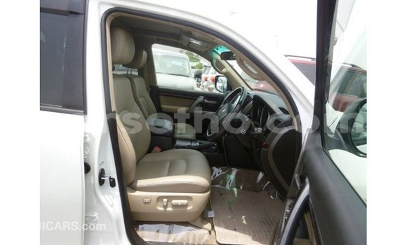 Buy Import Toyota Land Cruiser White Car in Import - Dubai in Maseru Buy Import Toyota Land Cruiser White Car in Import - Dubai in Maseru