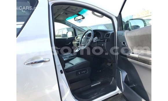 Sayi Imported Toyota Vellfire White Mota in Import - Dubai a Maseru Sayi Imported Toyota Vellfire White Mota in Import - Dubai a Maseru
