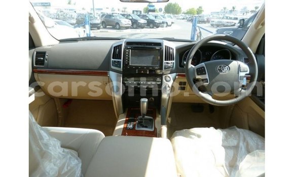 Sayi Imported Toyota Land Cruiser White Mota in Import - Dubai a Maseru Sayi Imported Toyota Land Cruiser White Mota in Import - Dubai a Maseru