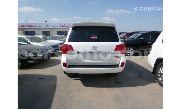 Sayi Imported Toyota Land Cruiser White Mota in Import - Dubai a Maseru Sayi Imported Toyota Land Cruiser White Mota in Import - Dubai a Maseru