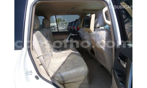 Sayi Imported Toyota Land Cruiser White Mota in Import - Dubai a Maseru Sayi Imported Toyota Land Cruiser White Mota in Import - Dubai a Maseru