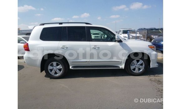 Sayi Imported Toyota Land Cruiser White Mota in Import - Dubai a Maseru Sayi Imported Toyota Land Cruiser White Mota in Import - Dubai a Maseru