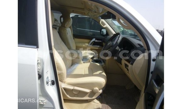 اشتري Imported Toyota Land Cruiser White سيارة في Import - Dubai في Maseru اشتري Imported Toyota Land Cruiser White سيارة في Import - Dubai في Maseru