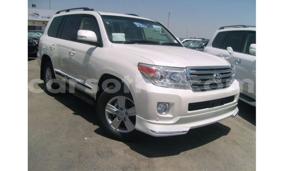 Sayi Imported Toyota Land Cruiser White Mota in Import - Dubai a Maseru Sayi Imported Toyota Land Cruiser White Mota in Import - Dubai a Maseru