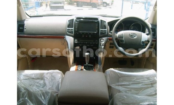 Sayi Imported Toyota Land Cruiser White Mota in Import - Dubai a Maseru Sayi Imported Toyota Land Cruiser White Mota in Import - Dubai a Maseru