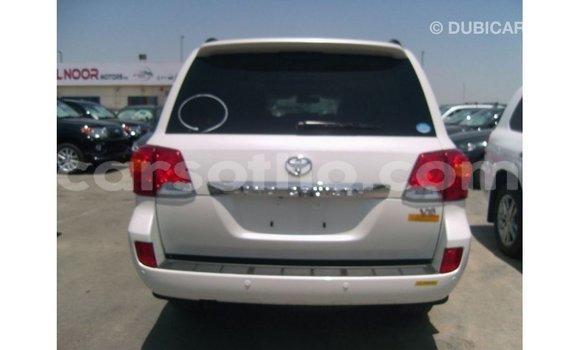 Sayi Imported Toyota Land Cruiser White Mota in Import - Dubai a Maseru Sayi Imported Toyota Land Cruiser White Mota in Import - Dubai a Maseru