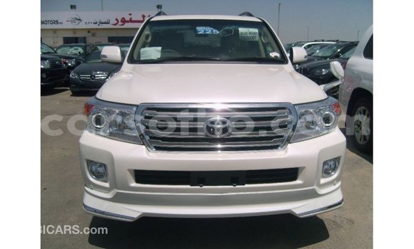 Sayi Imported Toyota Land Cruiser White Mota in Import - Dubai a Maseru Sayi Imported Toyota Land Cruiser White Mota in Import - Dubai a Maseru