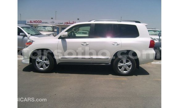 Sayi Imported Toyota Land Cruiser White Mota in Import - Dubai a Maseru Sayi Imported Toyota Land Cruiser White Mota in Import - Dubai a Maseru