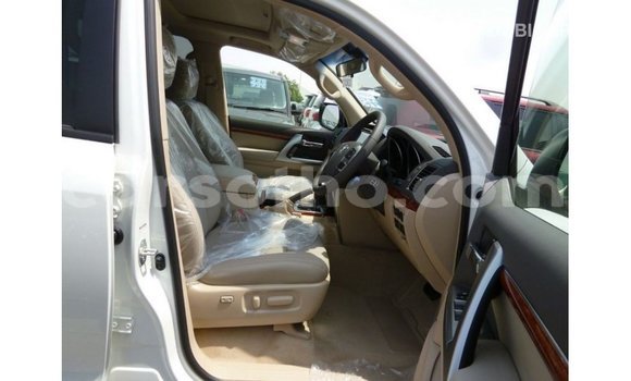 Acheter Import Voiture Toyota Land Cruiser Blanc à Import - Dubai, Maseru Acheter Import Voiture Toyota Land Cruiser Blanc à Import - Dubai, Maseru