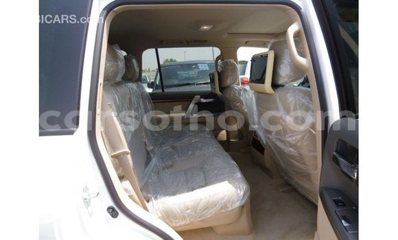Acheter Import Voiture Toyota Land Cruiser Blanc à Import - Dubai, Maseru Acheter Import Voiture Toyota Land Cruiser Blanc à Import - Dubai, Maseru