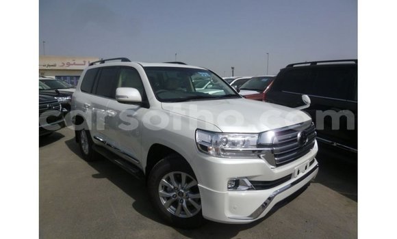 Sayi Imported Toyota Land Cruiser White Mota in Import - Dubai a Maseru Sayi Imported Toyota Land Cruiser White Mota in Import - Dubai a Maseru