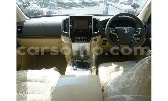 Sayi Imported Toyota Land Cruiser White Mota in Import - Dubai a Maseru Sayi Imported Toyota Land Cruiser White Mota in Import - Dubai a Maseru