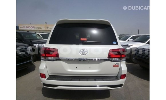 Sayi Imported Toyota Land Cruiser White Mota in Import - Dubai a Maseru Sayi Imported Toyota Land Cruiser White Mota in Import - Dubai a Maseru