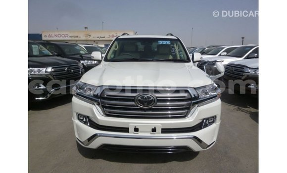Sayi Imported Toyota Land Cruiser White Mota in Import - Dubai a Maseru Sayi Imported Toyota Land Cruiser White Mota in Import - Dubai a Maseru