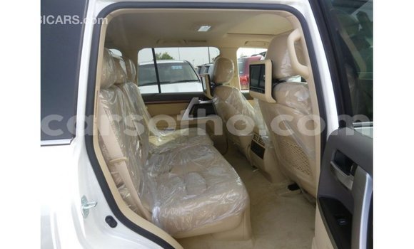 Sayi Imported Toyota Land Cruiser White Mota in Import - Dubai a Maseru Sayi Imported Toyota Land Cruiser White Mota in Import - Dubai a Maseru