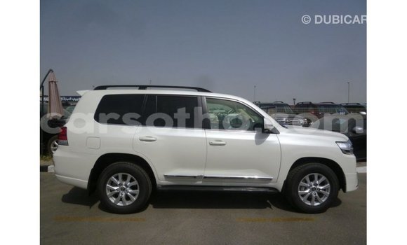 Sayi Imported Toyota Land Cruiser White Mota in Import - Dubai a Maseru Sayi Imported Toyota Land Cruiser White Mota in Import - Dubai a Maseru