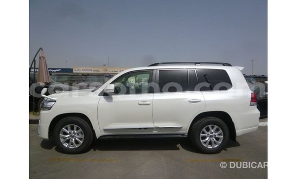 Sayi Imported Toyota Land Cruiser White Mota in Import - Dubai a Maseru Sayi Imported Toyota Land Cruiser White Mota in Import - Dubai a Maseru