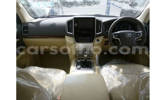 Sayi Imported Toyota Land Cruiser White Mota in Import - Dubai a Maseru Sayi Imported Toyota Land Cruiser White Mota in Import - Dubai a Maseru