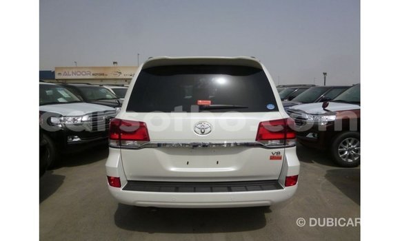 Sayi Imported Toyota Land Cruiser White Mota in Import - Dubai a Maseru Sayi Imported Toyota Land Cruiser White Mota in Import - Dubai a Maseru