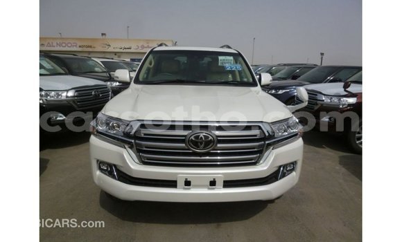 Sayi Imported Toyota Land Cruiser White Mota in Import - Dubai a Maseru Sayi Imported Toyota Land Cruiser White Mota in Import - Dubai a Maseru