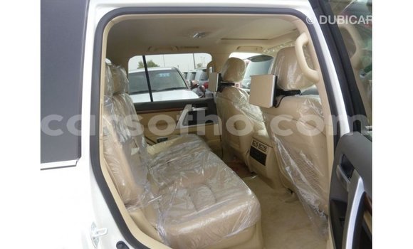 Sayi Imported Toyota Land Cruiser White Mota in Import - Dubai a Maseru Sayi Imported Toyota Land Cruiser White Mota in Import - Dubai a Maseru