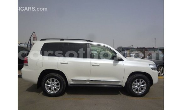 Sayi Imported Toyota Land Cruiser White Mota in Import - Dubai a Maseru Sayi Imported Toyota Land Cruiser White Mota in Import - Dubai a Maseru