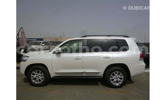 Sayi Imported Toyota Land Cruiser White Mota in Import - Dubai a Maseru Sayi Imported Toyota Land Cruiser White Mota in Import - Dubai a Maseru