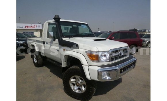 Sayi Imported Toyota Land Cruiser White Mota in Import - Dubai a Maseru Sayi Imported Toyota Land Cruiser White Mota in Import - Dubai a Maseru