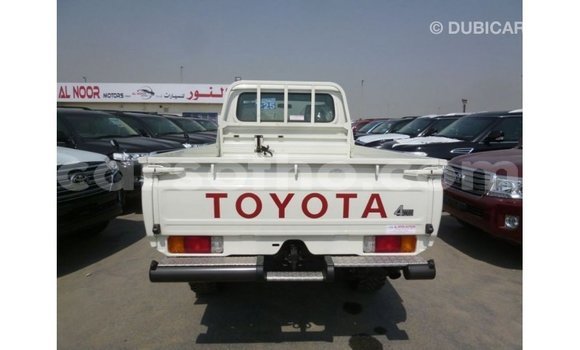 Sayi Imported Toyota Land Cruiser White Mota in Import - Dubai a Maseru Sayi Imported Toyota Land Cruiser White Mota in Import - Dubai a Maseru