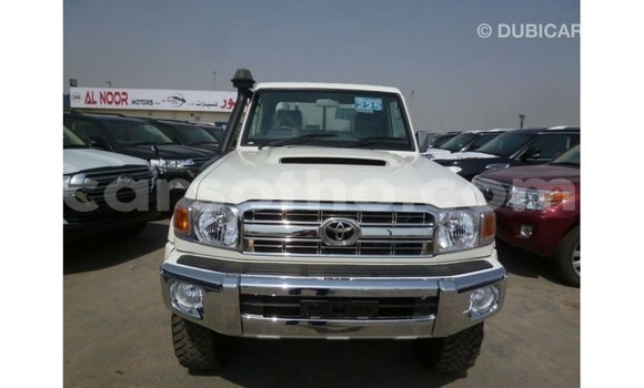 Sayi Imported Toyota Land Cruiser White Mota in Import - Dubai a Maseru Sayi Imported Toyota Land Cruiser White Mota in Import - Dubai a Maseru