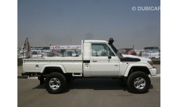 Sayi Imported Toyota Land Cruiser White Mota in Import - Dubai a Maseru Sayi Imported Toyota Land Cruiser White Mota in Import - Dubai a Maseru