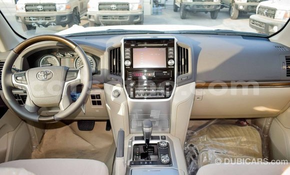 Acheter Import Voiture Toyota Land Cruiser Blanc à Import - Dubai, Maseru Acheter Import Voiture Toyota Land Cruiser Blanc à Import - Dubai, Maseru