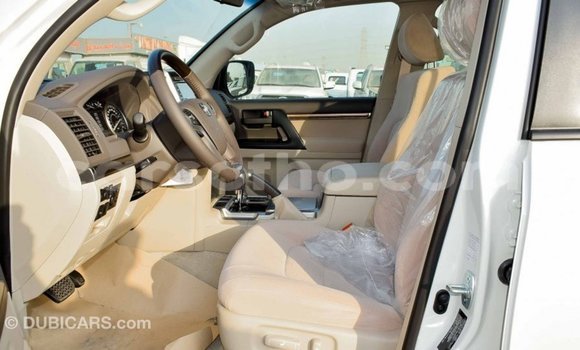 Acheter Import Voiture Toyota Land Cruiser Blanc à Import - Dubai, Maseru Acheter Import Voiture Toyota Land Cruiser Blanc à Import - Dubai, Maseru