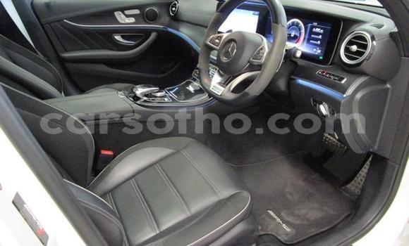 Sayi Na hannu Mercedes-Benz E–Class White Mota in Roma a Maseru Sayi Na hannu Mercedes-Benz E–Class White Mota in Roma a Maseru