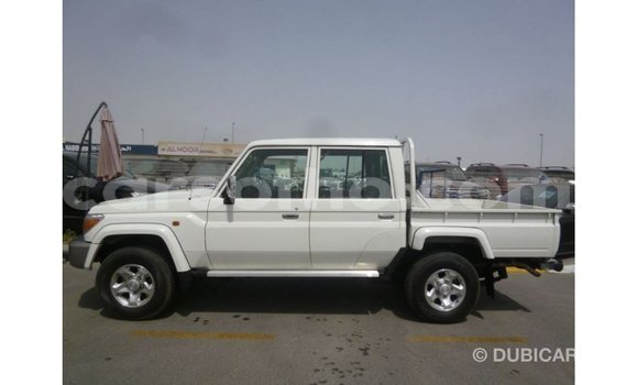 Acheter Import Voiture Toyota Land Cruiser Blanc à Import - Dubai, Maseru Acheter Import Voiture Toyota Land Cruiser Blanc à Import - Dubai, Maseru