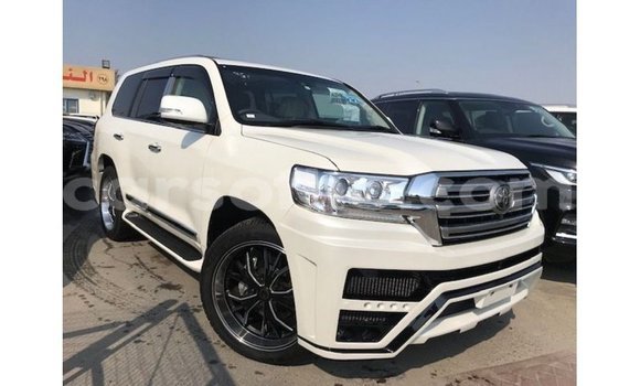 Sayi Imported Toyota Land Cruiser White Mota in Import - Dubai a Maseru Sayi Imported Toyota Land Cruiser White Mota in Import - Dubai a Maseru
