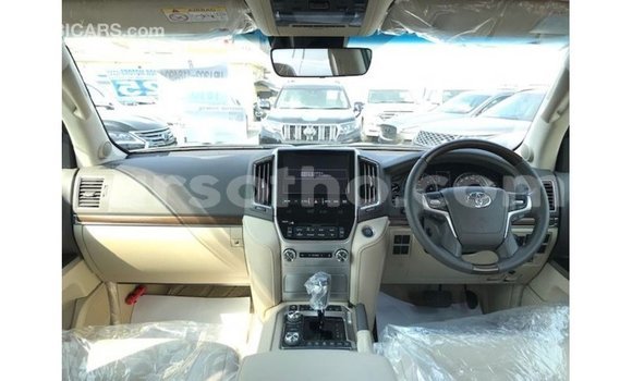Sayi Imported Toyota Land Cruiser White Mota in Import - Dubai a Maseru Sayi Imported Toyota Land Cruiser White Mota in Import - Dubai a Maseru